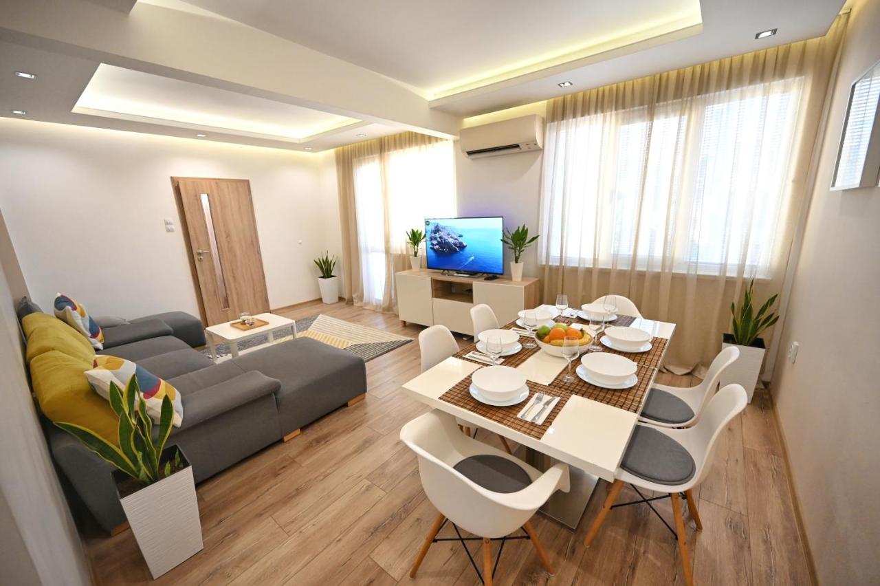 Modern Central 2-Bedroom Apartment With Parking Varna Eksteriør billede
