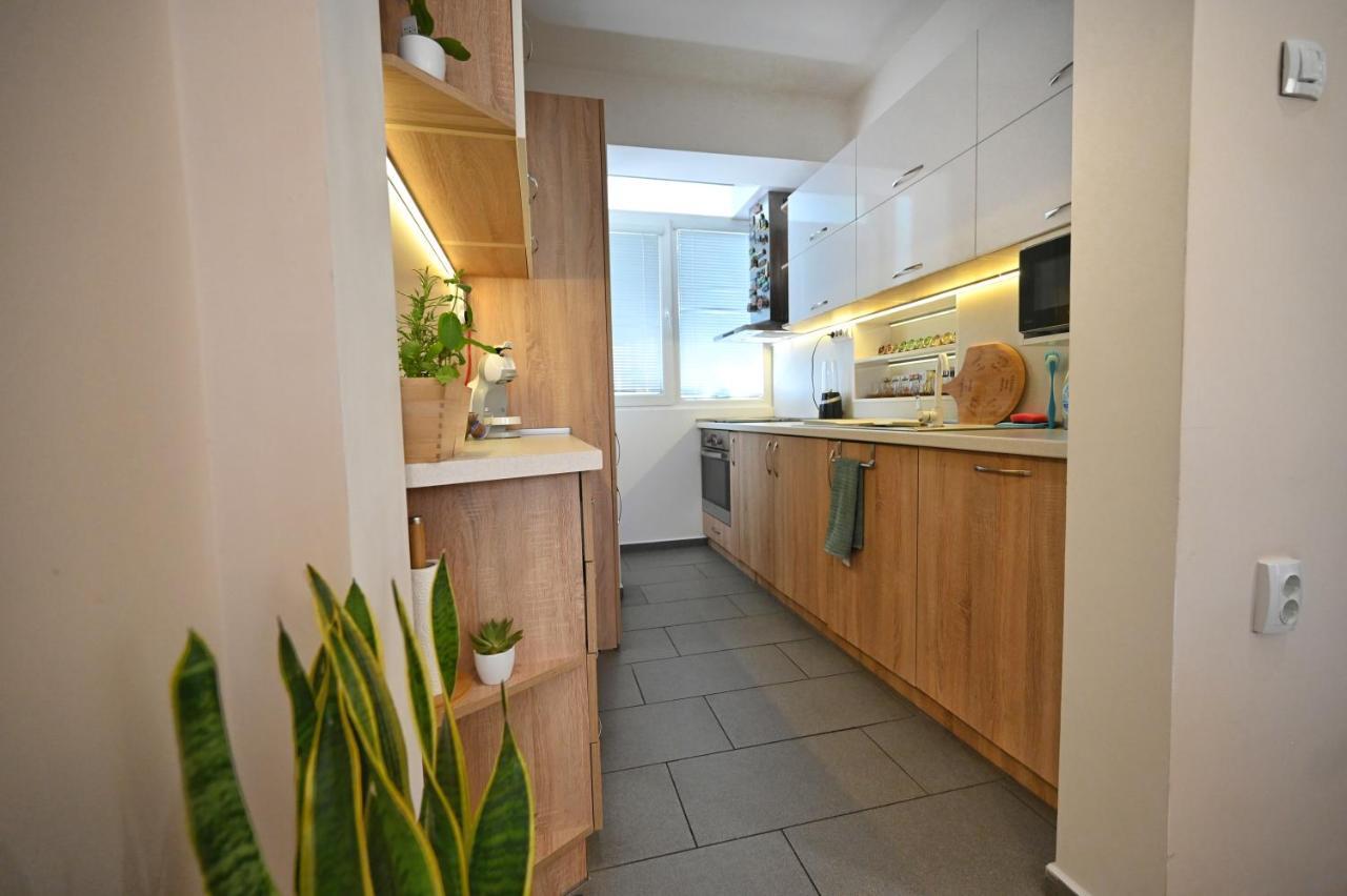 Modern Central 2-Bedroom Apartment With Parking Varna Eksteriør billede